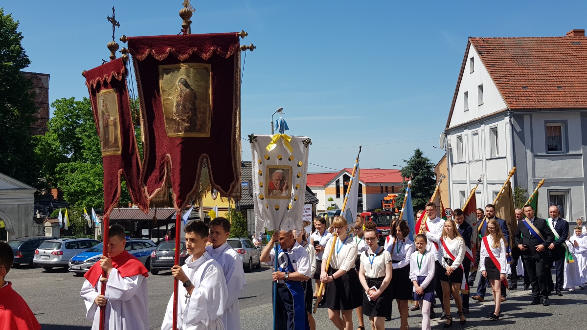 Procesja z domu neoprezbitera i poświęcenia Krzyża przy kościele św Mikołaja_11