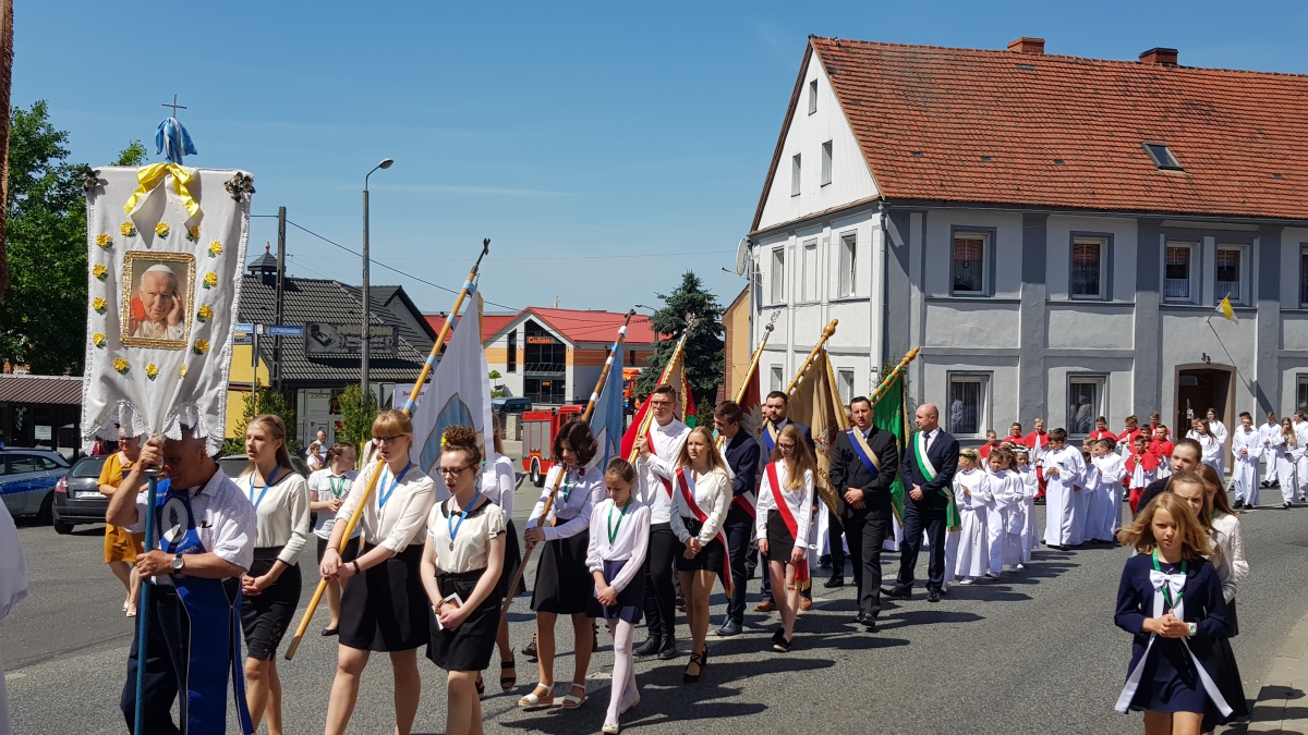Procesja z domu neoprezbitera i poświęcenia Krzyża przy kościele św Mikołaja_12