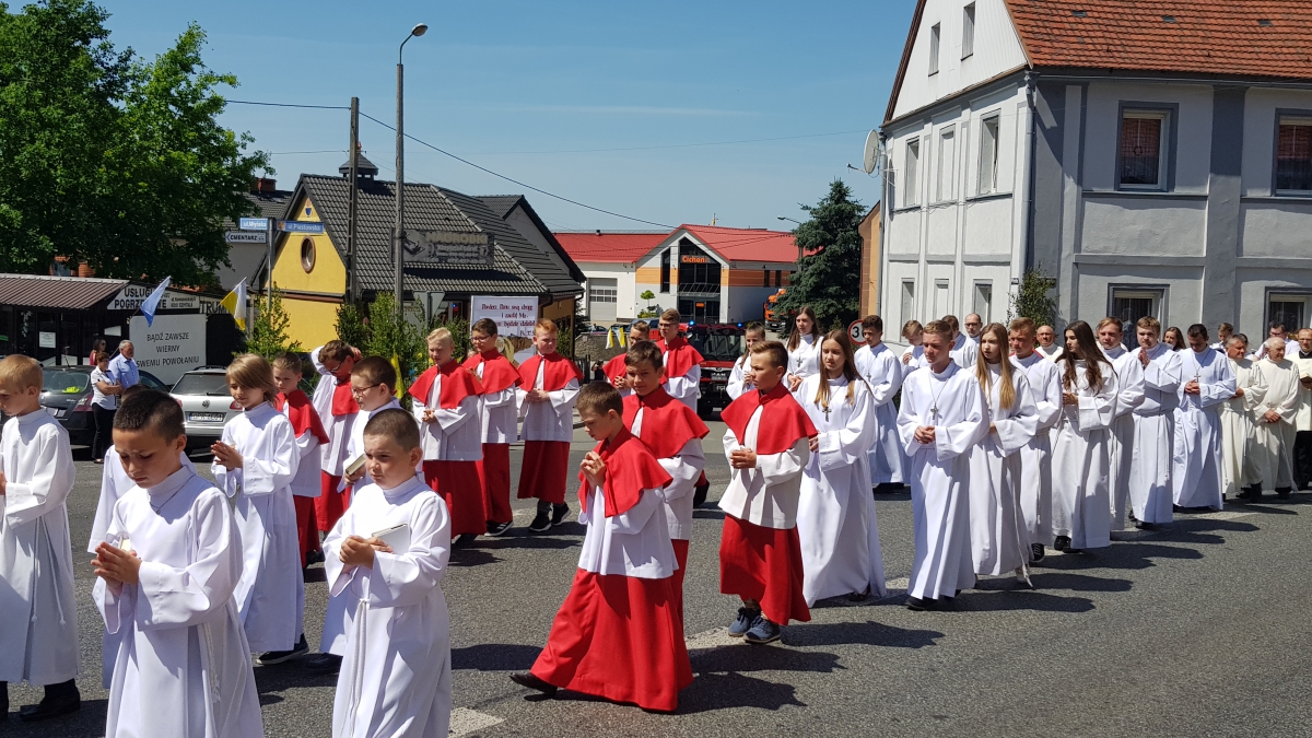 Procesja z domu neoprezbitera i poświęcenia Krzyża przy kościele św Mikołaja_15