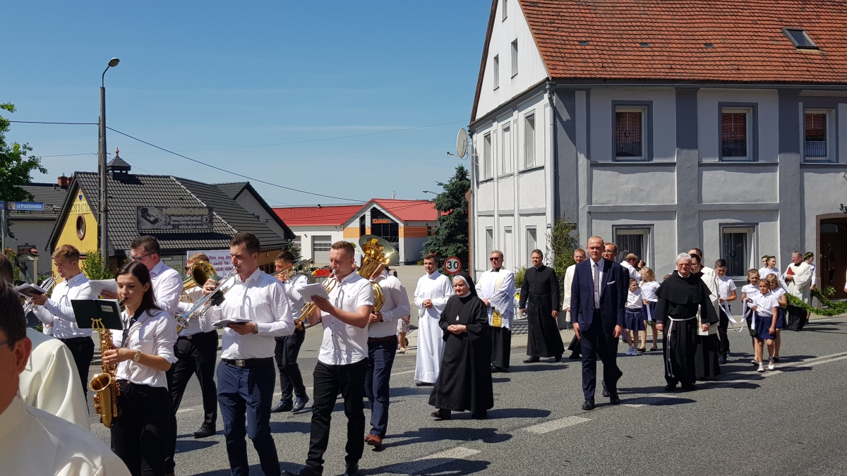 Procesja z domu neoprezbitera i poświęcenia Krzyża przy kościele św Mikołaja_18