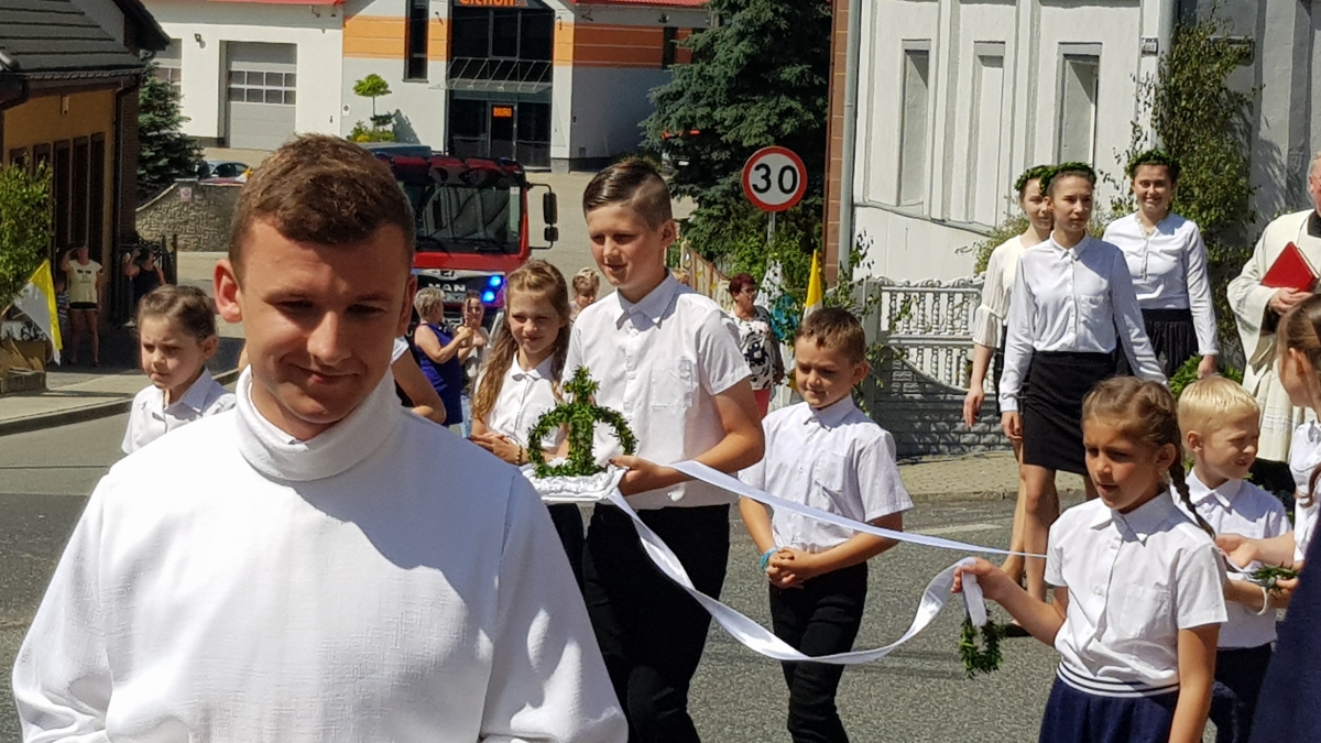 Procesja z domu neoprezbitera i poświęcenia Krzyża przy kościele św Mikołaja_20