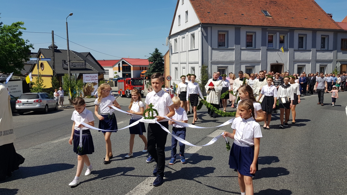 Procesja z domu neoprezbitera i poświęcenia Krzyża przy kościele św Mikołaja_21