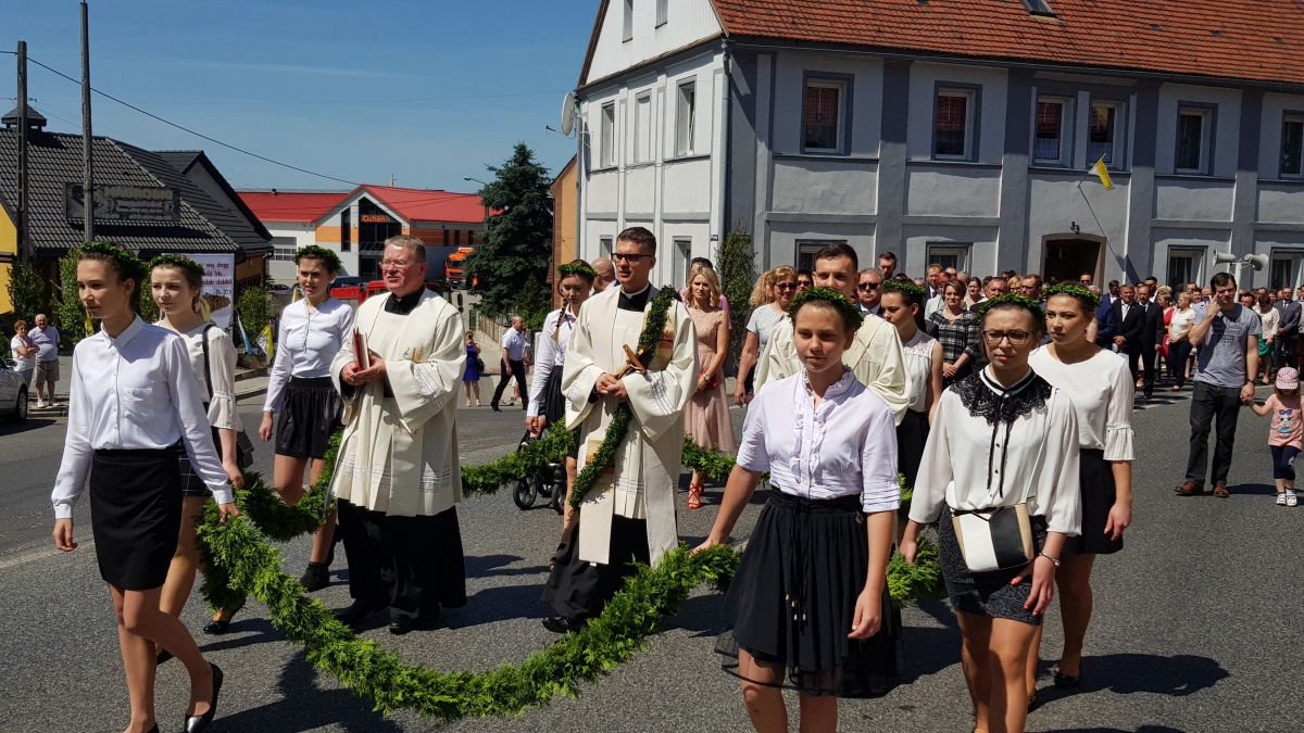 Procesja z domu neoprezbitera i poświęcenia Krzyża przy kościele św Mikołaja_23