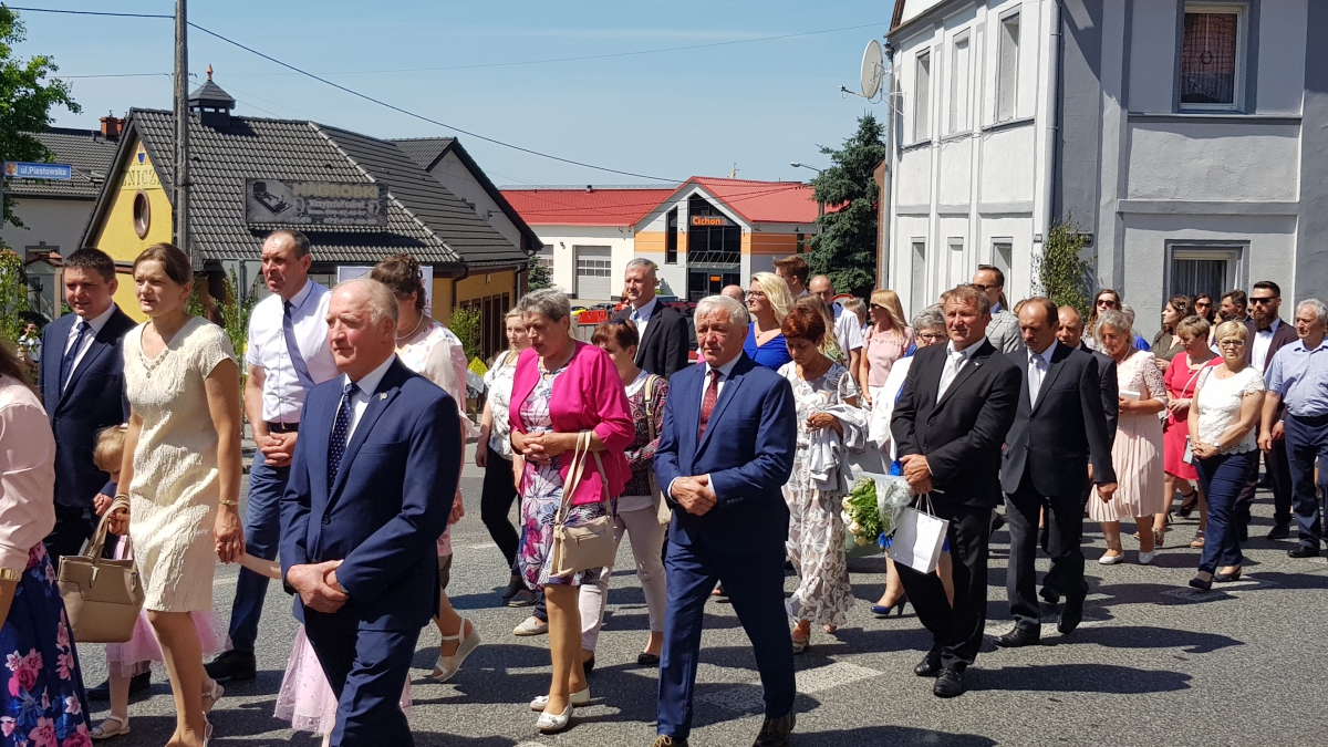 Procesja z domu neoprezbitera i poświęcenia Krzyża przy kościele św Mikołaja_29