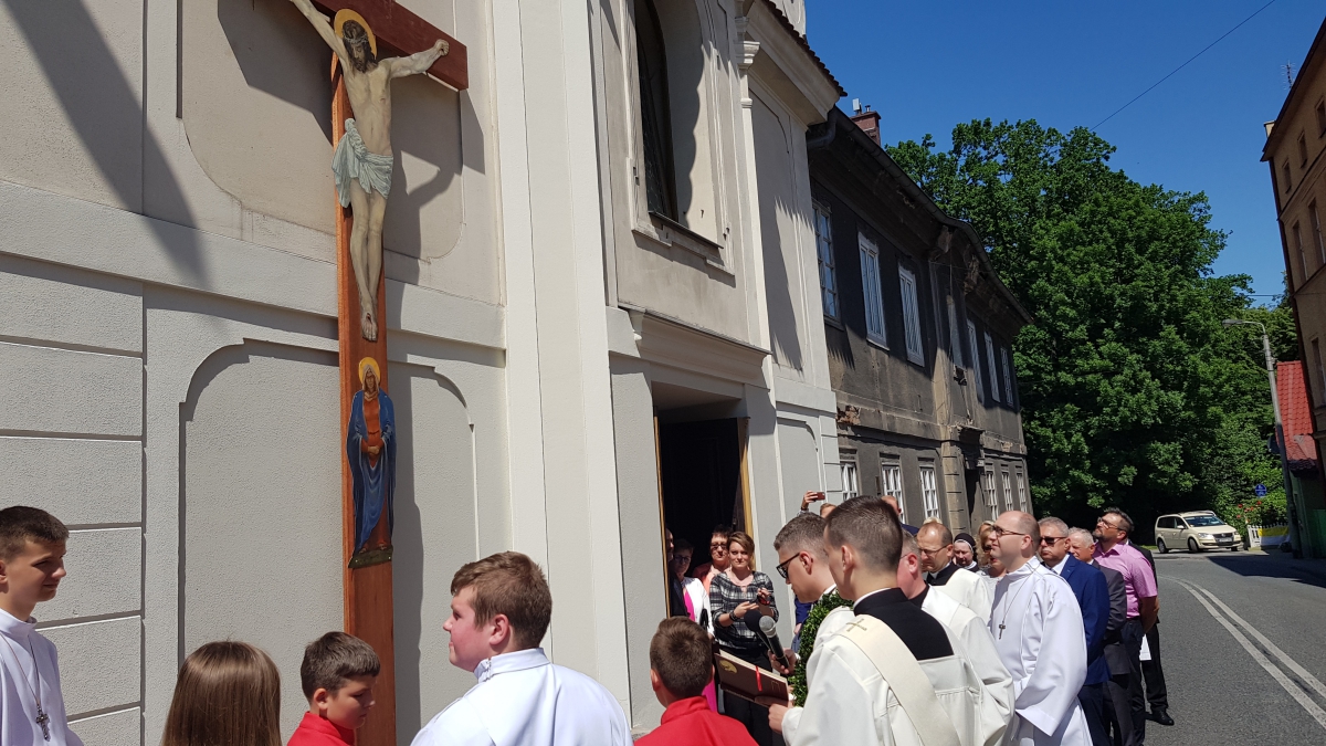 Procesja z domu neoprezbitera i poświęcenia Krzyża przy kościele św Mikołaja_3
