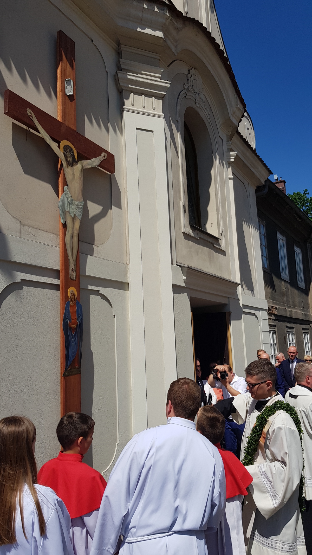 Procesja z domu neoprezbitera i poświęcenia Krzyża przy kościele św Mikołaja_5