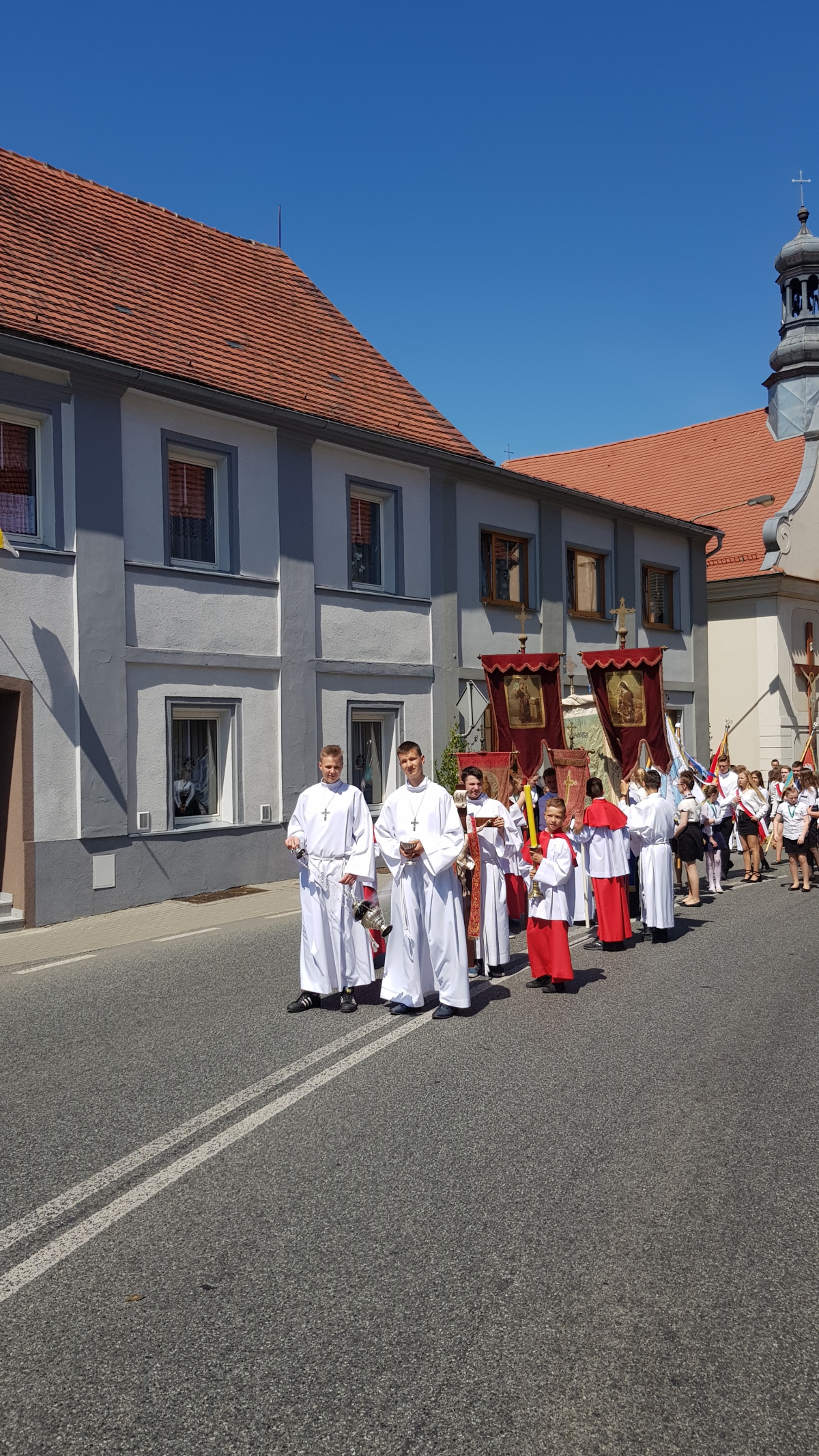 Procesja z domu neoprezbitera i poświęcenia Krzyża przy kościele św Mikołaja_9