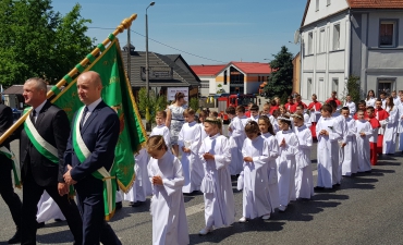 Procesja z domu neoprezbitera i poświęcenia Krzyża przy kościele św Mikołaja_14
