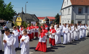 Procesja z domu neoprezbitera i poświęcenia Krzyża przy kościele św Mikołaja_15