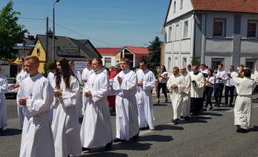 Procesja z domu neoprezbitera i poświęcenia Krzyża przy kościele św Mikołaja_17