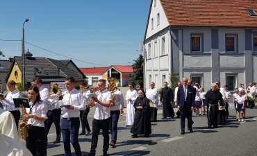 Procesja z domu neoprezbitera i poświęcenia Krzyża przy kościele św Mikołaja_18