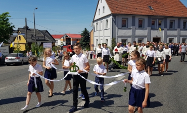 Procesja z domu neoprezbitera i poświęcenia krzyża przy kościele św Mikołaja