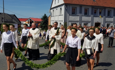 Procesja z domu neoprezbitera i poświęcenia Krzyża przy kościele św Mikołaja_23