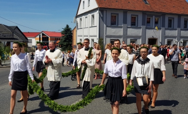 Procesja z domu neoprezbitera i poświęcenia Krzyża przy kościele św Mikołaja_24