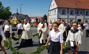 Procesja z domu neoprezbitera i poświęcenia Krzyża przy kościele św Mikołaja_25